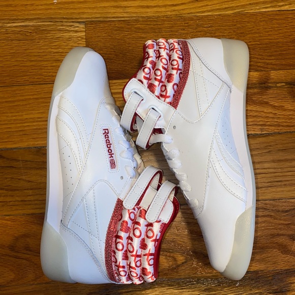 Reebok Shoes - Reebok new sneakers with hearts, unisex  size 5.5 men or 7.5 women - 24 cm